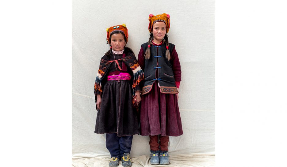 Mardi 23 avril, Marpaling School de Stongday. Deux élèves posent pour le photographe dans leur uniforme hivernal composé d’habits traditionnels. YCD