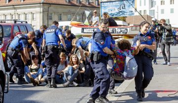 Des centaines de militants occupent le pont Bessières