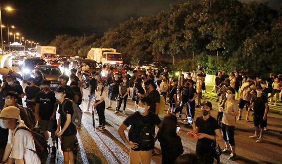 Les manifestants bloquent l’accès à l’aéroport