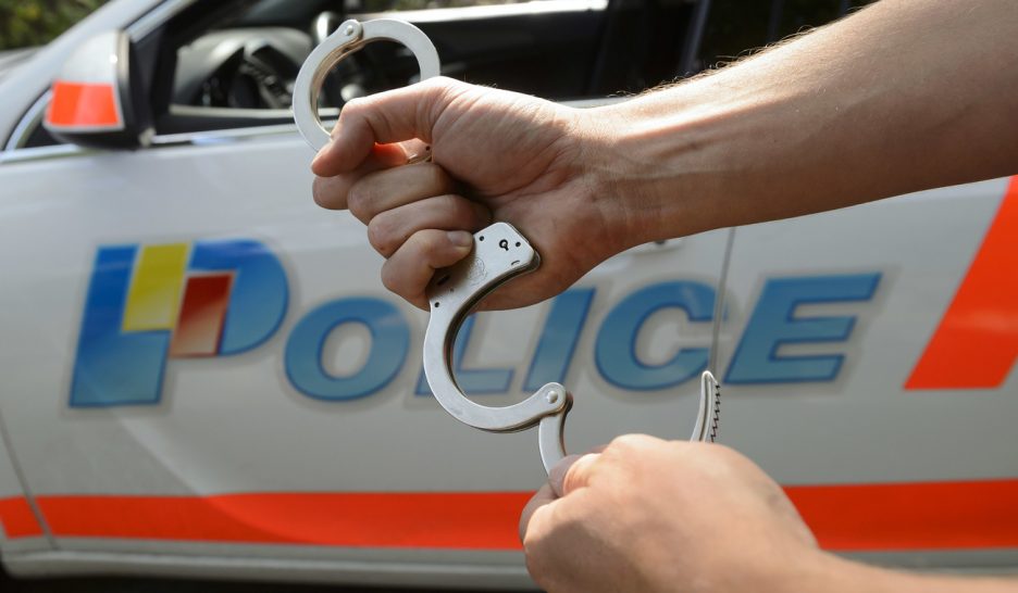 Quatre policiers sur le banc des accusés