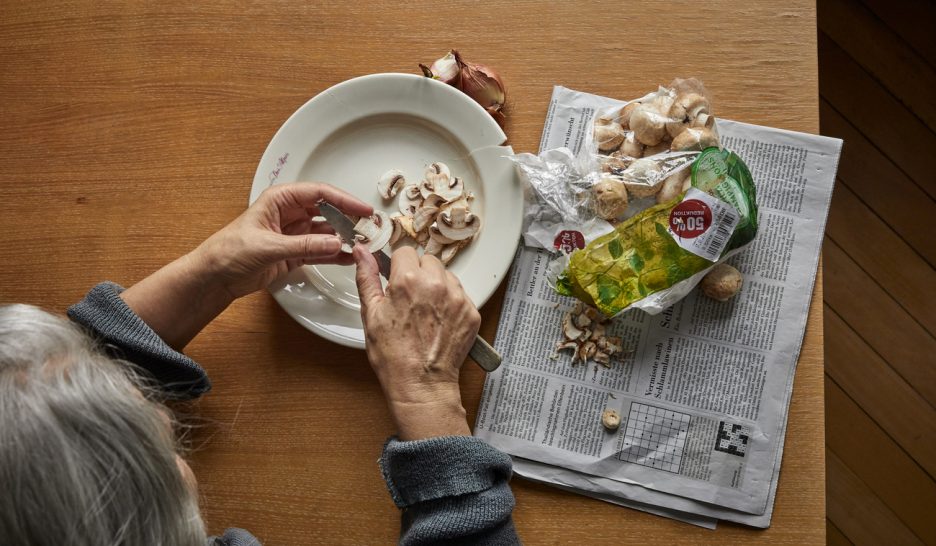 Âgés et le ventre creux