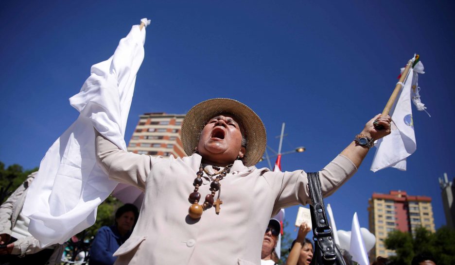 Des opposants Bible au poing