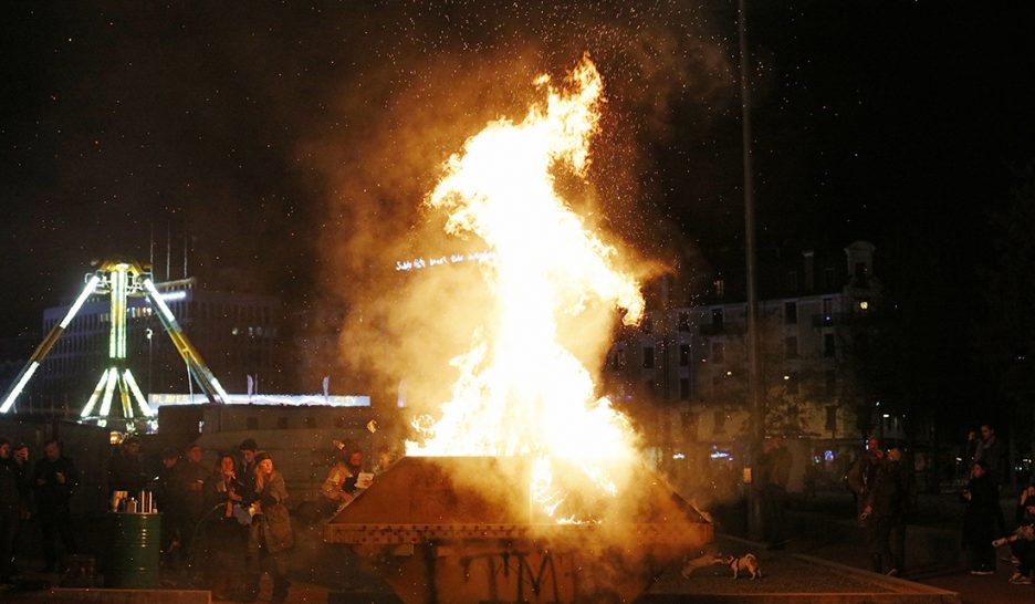 Bûcher de Noël cathartique à Plainpalais 1