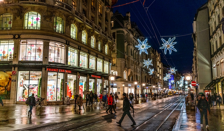 Ciel étoilé contre enseignes illuminées