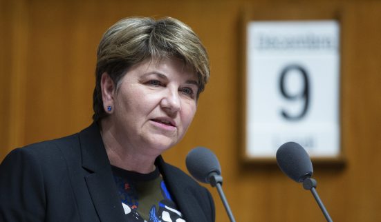 Les avions de chasse passent l’épaule