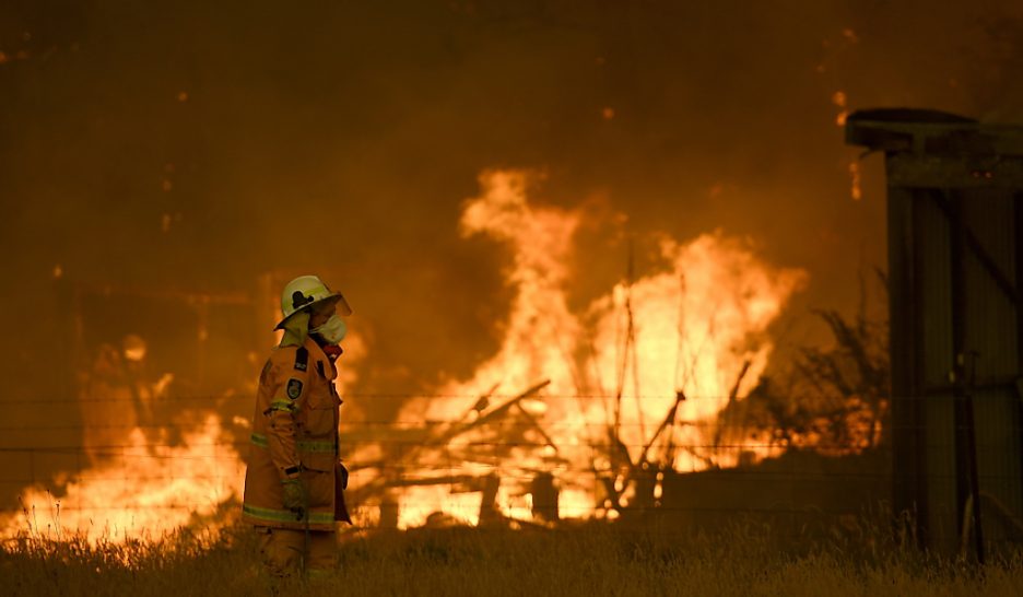 Village encerclé par les flammes