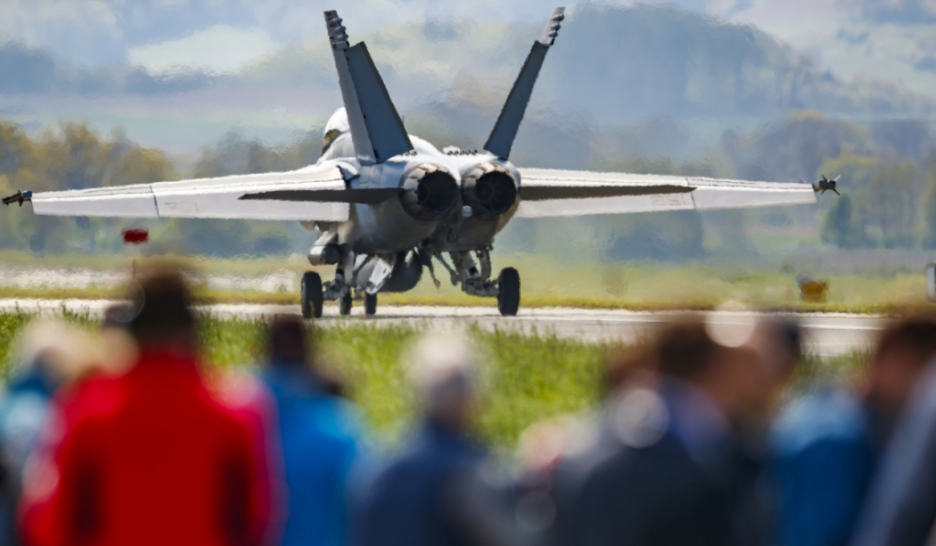 Référendum lancé contre les avions de combat