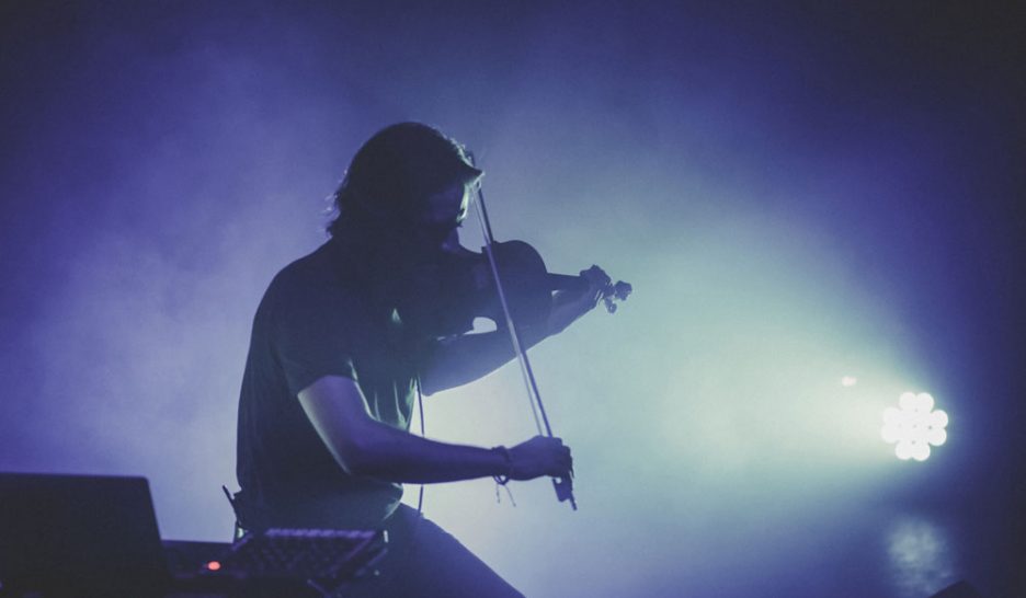 Un violon au-dessus des flots