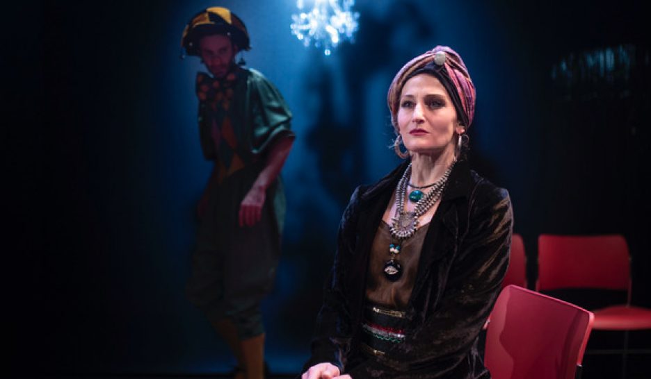 Madame Sosostris, ou l’art de faire parler les cœurs brisés