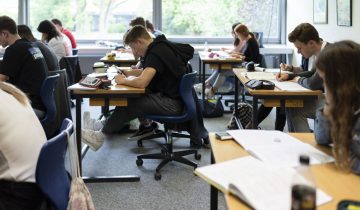 Pétition contre les coupes au collège