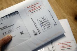 A reculons, comme une écrevisse 1