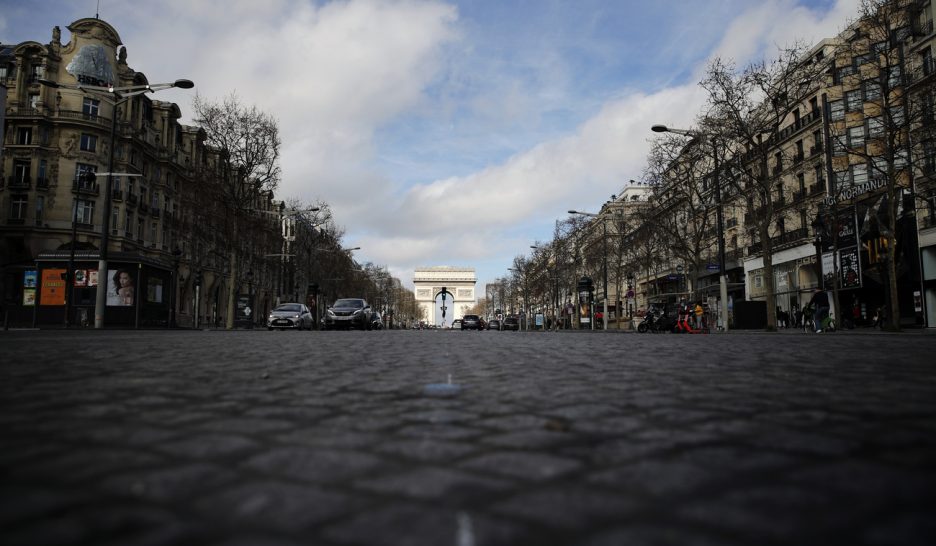 Les pays s’isolent pour endiguer le virus