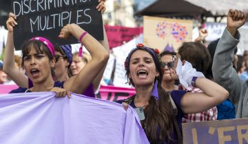 Les femmes «marchent» en ligne