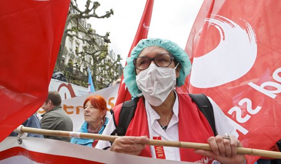 PAR-DELA LES BARRIERES