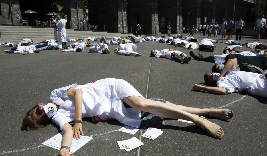 Des médecins militants alertent les passants