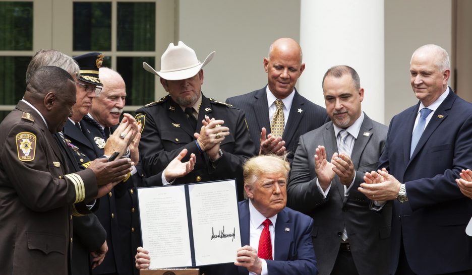 Trump interdit les prises d'étranglement