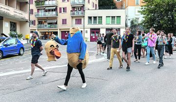 Ouverture entre rire et gravité