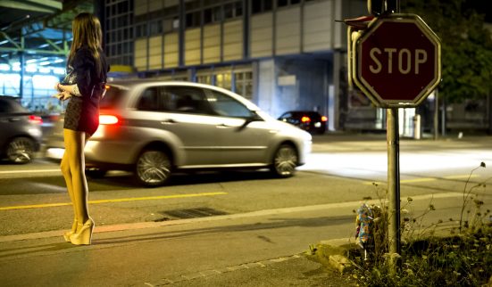 Elles recôtoient le pavé