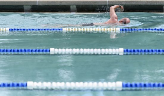 Entrée à la piscine réservée aux résidents suisses