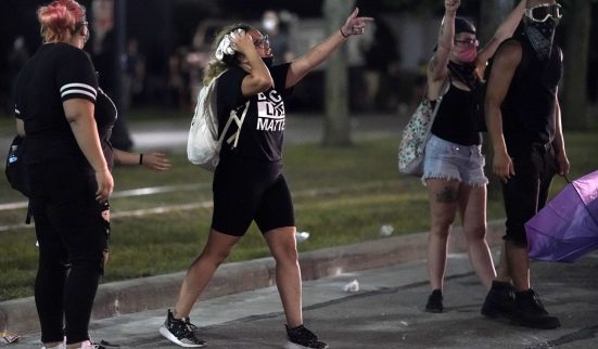 La police lui tire dans le dos