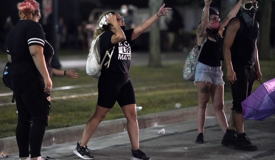 La police lui tire dans le dos