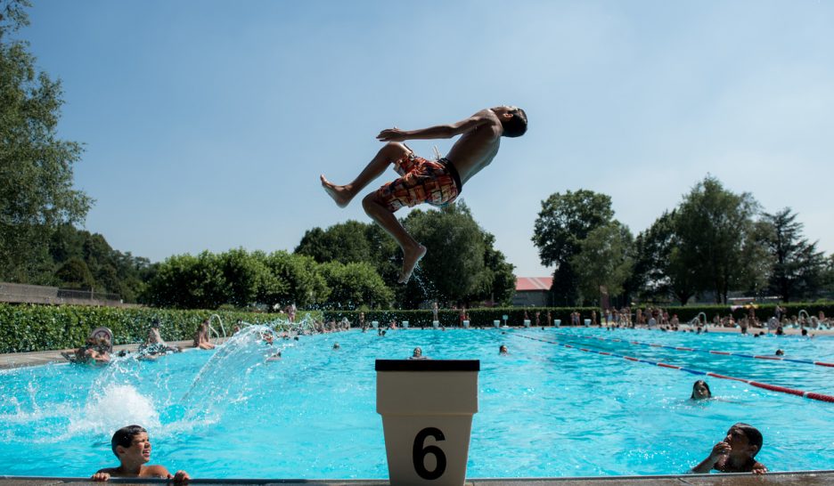 Restrictions d'accès à la piscine contestées
