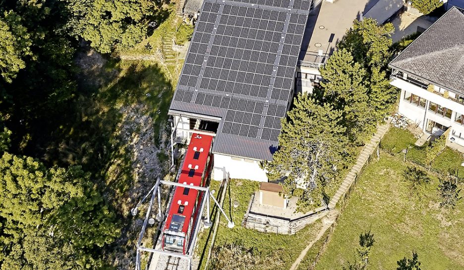 Le funiculaire avance grâce au soleil