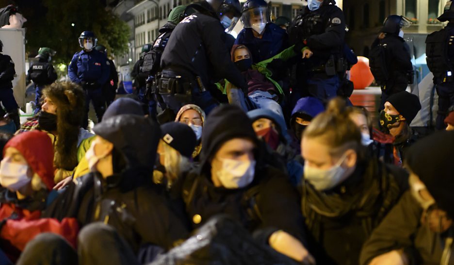 Manifestants évacués de la Place fédérale
