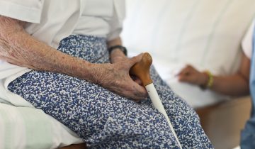 Prévenir la violence contre les aînés