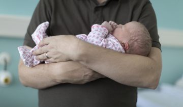 Un congé-paternité de 20 jours