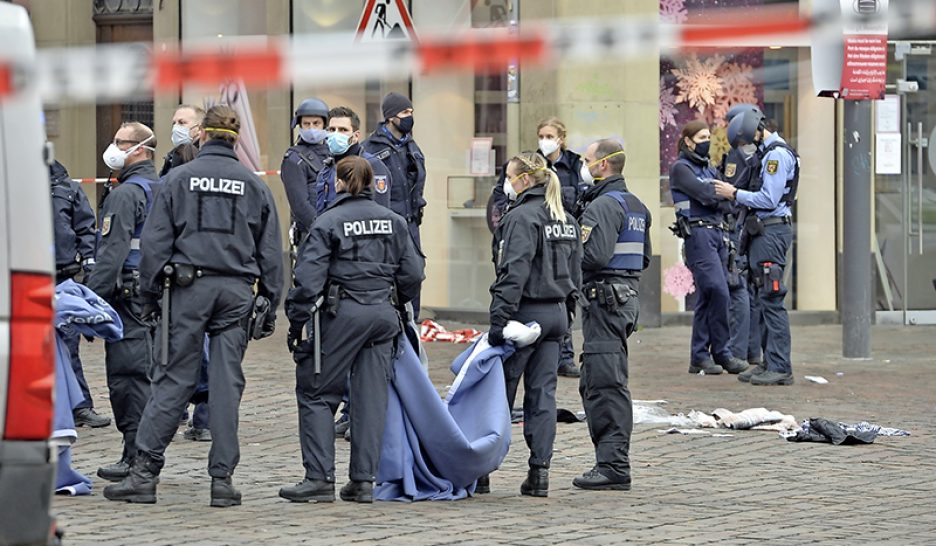 Une voiture folle a foncé dans la foule