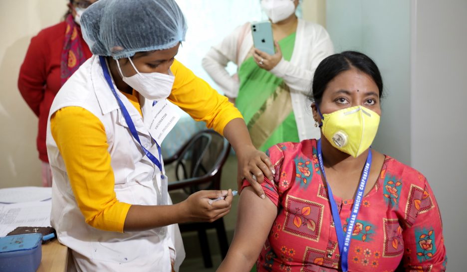 La vaccination avance de façon inégale dans le monde