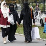 Les Suisses favorables à l'initiative anti-burqa