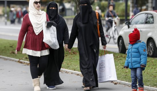 Les Suisses favorables à l'initiative anti-burqa