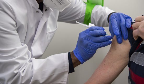 Vaccins livrés en masse dès lundi