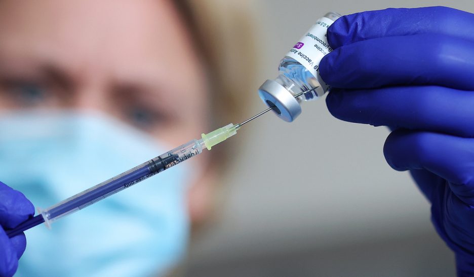 AstraZeneca: «Plus de bénéfices que de risques»