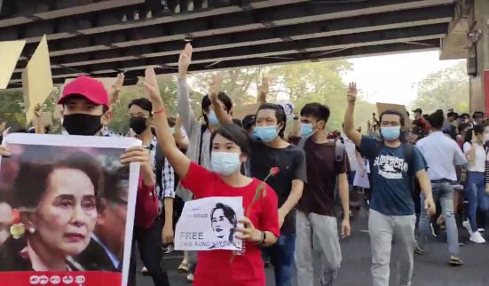 La junte relâche plus de 600 personnes