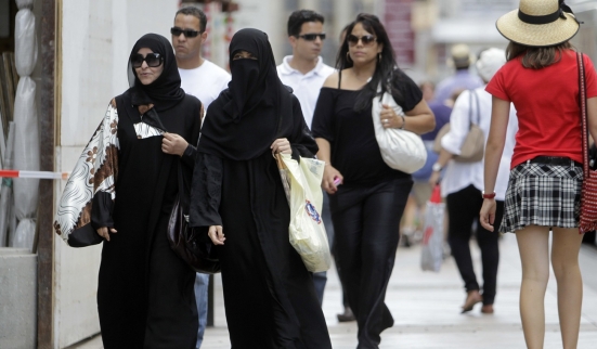 L'initiative anti-burqa serait acceptée à 51%