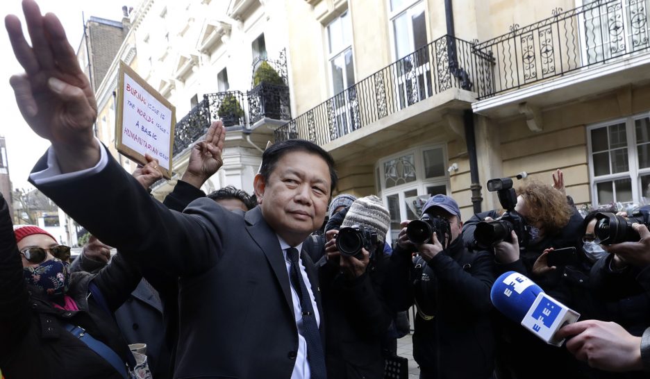 Birmanie - L'ambassadeur à Londres évincé, heurts meurtriers au centre du pays