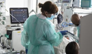 L'âge des personnes hospitalisées diminue