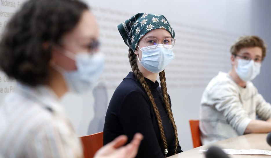 Les Jeunesses de cinq partis militent pour la loi sur le CO2