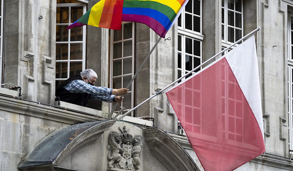 Lausanne: le drapeau arc-en-ciel flotte sur l'Hôtel-de-Ville