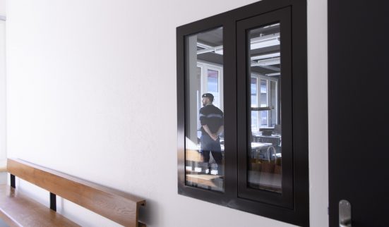 Quatorze agent·es de sécurité suspendu·es