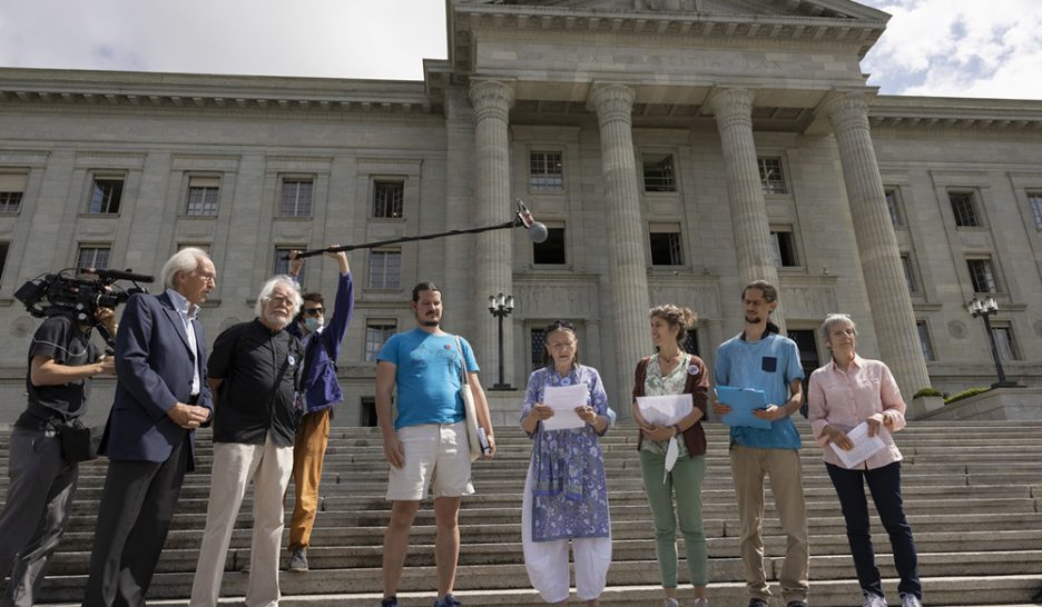 Des collectifs pour le climat demandent des comptes au TF