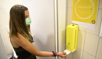 Des distributeurs de serviettes hygiéniques à l’école