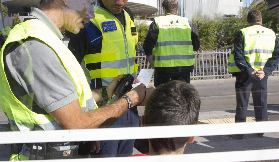 «Mon fils a été brutalisé par des contrôleurs»