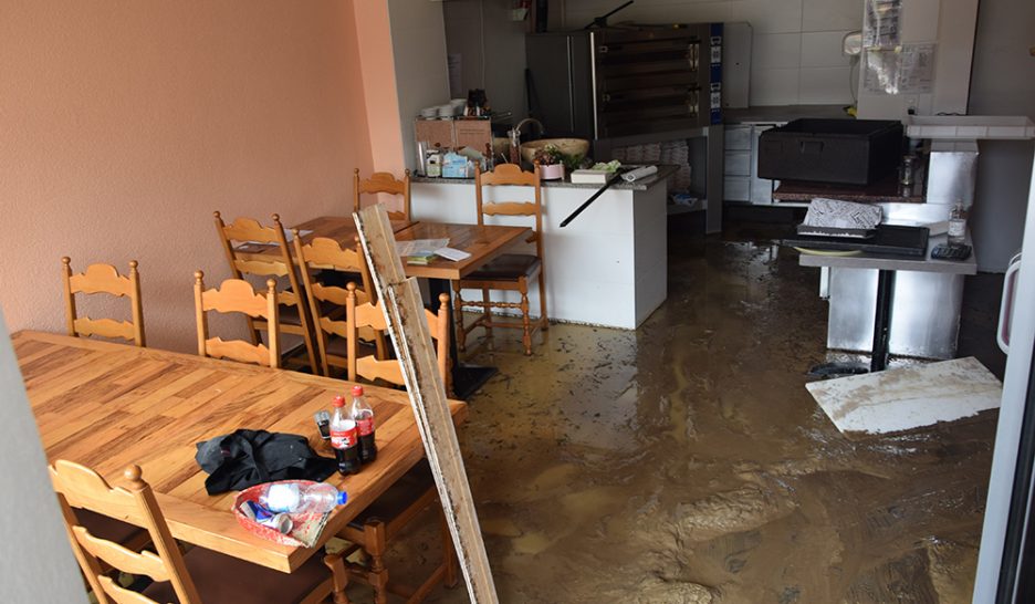 A Cressier, un couple de restaurateurs a vu la terrasse de son restaurant balayée par la crue et l’eau s’engouffrer dans leur pizzeria. JJT