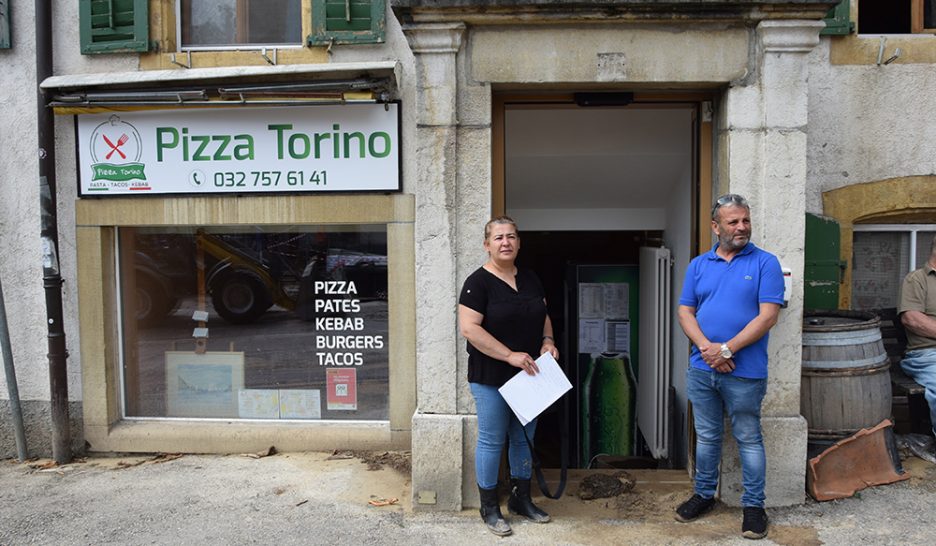 A Cressier, un couple de restaurateurs a vu la terrasse de son restaurant balayée par la crue et l’eau s’engouffrer dans leur pizzeria. JJT