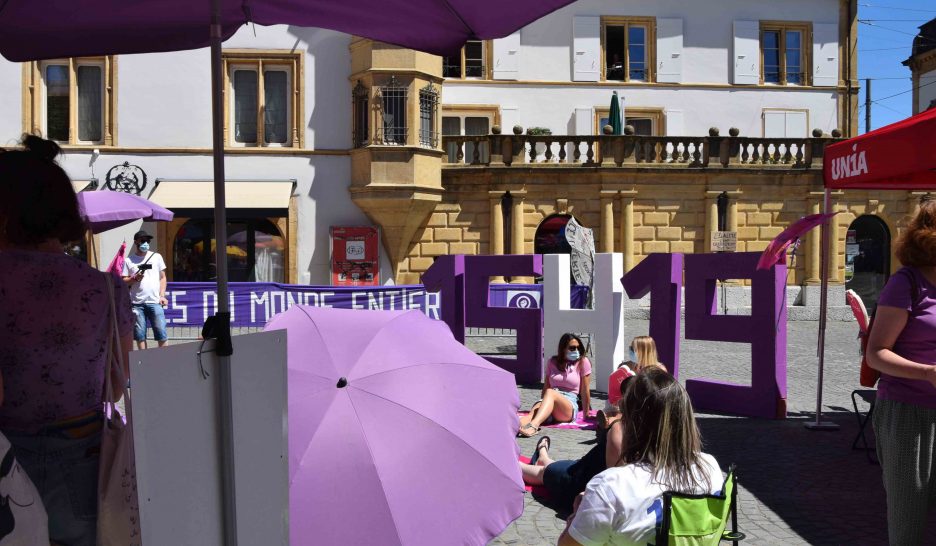 Parasols et chaises de plage à Neuchâtel