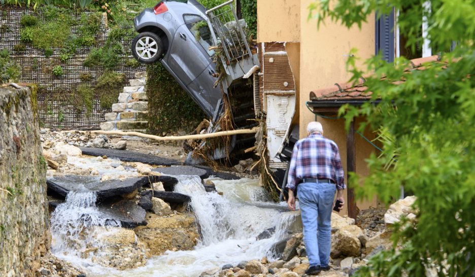 A Cressier, une voiture s’est encastrée contre une maison. KEYSTONE